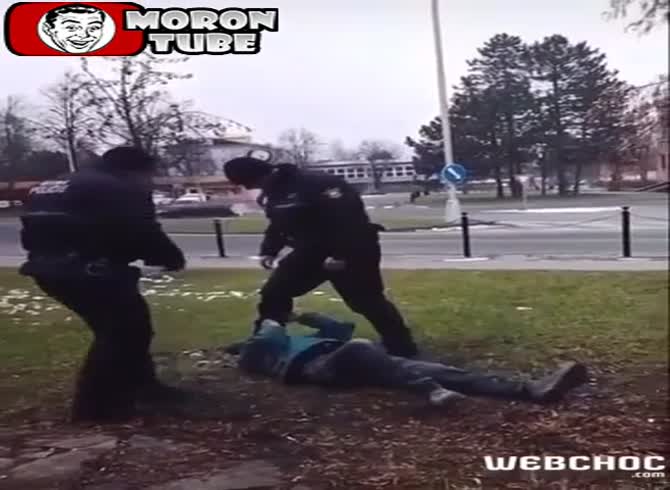 Video :In the Czech Republic, local police pummeled and stomped a man to the ground